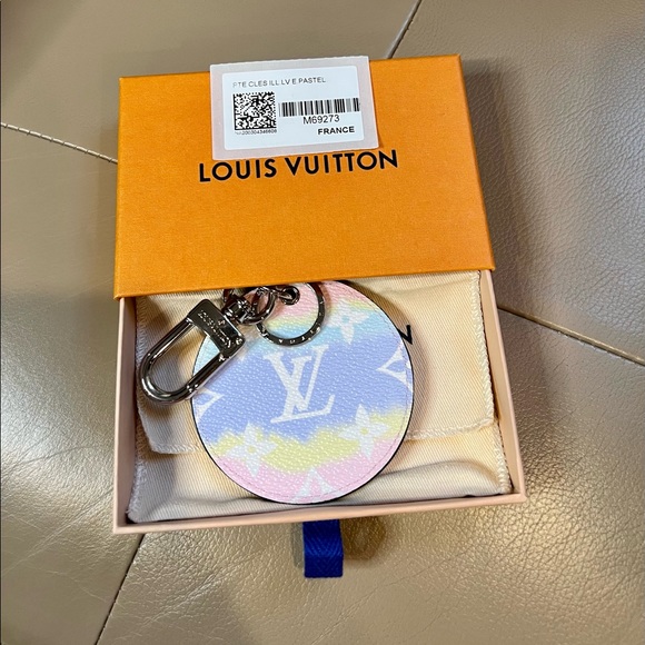 Louis Vuitton Monogram Escale Bag Charm Key Holder - Picture 3 of 7